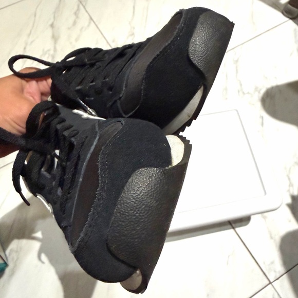 Pre-loved New Balance 420 Black and White Sneakers - Picture 5 of 7